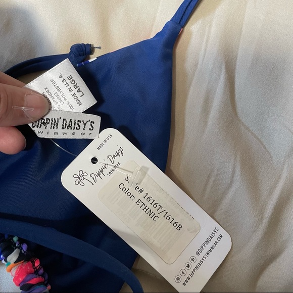 NWT Dippin’ Daisy’s Patterned Bikini Top Size Large - Picture 4 of 4